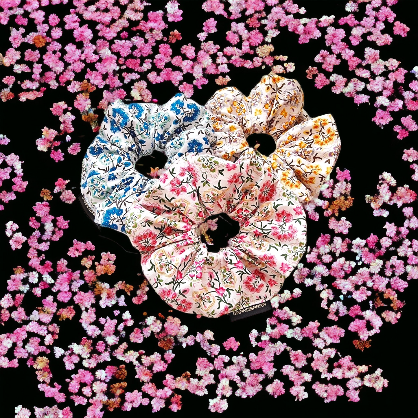 SUNSHINE BLOOMS FESTIVE GARDEN GRAND SCRUNCHIE